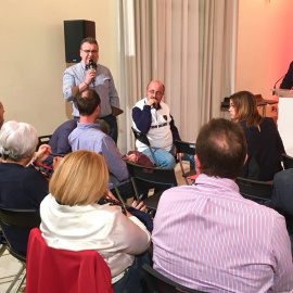 Pepe Herrero toma el micro en el acto del PSOE con la primera teniente de alcalde de Valencia Sandra Gómez. PSOE-Valencia