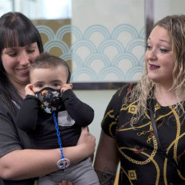 Derek, posa para los medios de comunicación junto a sus madres Raquel y Nerea./EFE