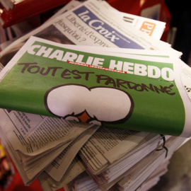 La nueva edición del semanario satírico Charlie Hebdo se ha puesto este miércoles a la venta en Francia y se agotaba desde primera hora de la mañana conforme llegaba a los quioscos. EFE/Yoan Valat