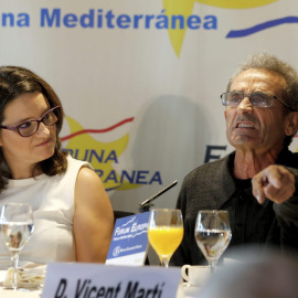 Mónica Oltra, junto a Vicent Martí, durante su intervención en el Fórum Europa. -EFE