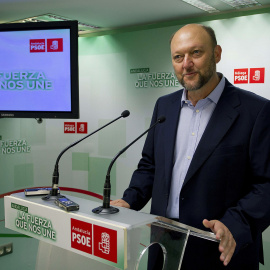 El secretario de Política Federal socialista, Antonio Pradas, en una rueda de prensa en la sede del PSOE-A. EFE