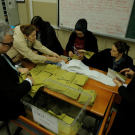 Recuento de los votos en las elecciones municipales de Turquía, en un colegio electoral en Estambul. REUTERS/Huseyin Aldemir
