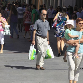 Gente comprando por el centro de Madrid. E.P.