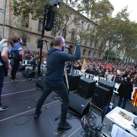 Imatge d'un dels actes convocats per Tsunami Democràtic aquest dissabte a Barcelona, durant la jornada de reflexió de les eleccions espanyoles. EFE / Enric Fontcoberta