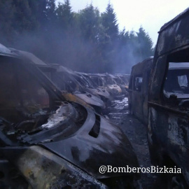 Ambulancias calcinadas en Arrigorriaga. / @BomberosBizkaia