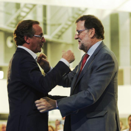 El presidente del Gobierno en funciones, Mariano Rajoy junto al candidato del PP a lehendakari, Alfonso Alonso, al inicio del mitin electoral que este partido ha celebrado hoy en Vitoria/EFE