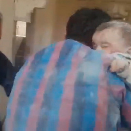 Miembros del equipo de rescate sacan a un bebé entre los escombros de un edificio alcanzado por un bombardeo en Alepo. - REUTERS