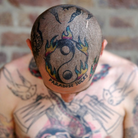 Un entusiasta de los tatuajes posa en la Convención Internacional de Tatuajes de Londres. REUTERS/Neil Hall