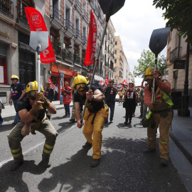 Bomberos Forestales se manifiestan en Madrid. / JAVIER LÓPEZ (EFE)