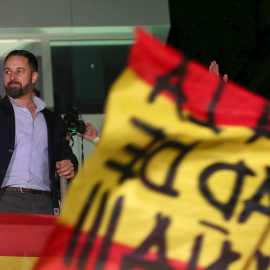El presidente de Vox, Santiago Abascal, saluda a sus simpatizantes en el exterior de la sede del partido en Madrid durante el seguimiento de la noche electoral. EFE/Javier Lizón