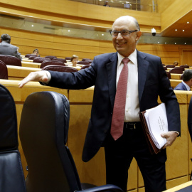 El ministro de Hacienda, Cristóbal Montoro, poco antes de intervenir en el debate a los vetos presentados por toda la oposición al proyecto de Ley de Presupuestos Generales del Estado de 2016 en el pleno del Senado. EFE/Sergio Barrenechea