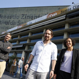 El secretario general de Podemos, Pablo Iglesias, ha asistido hoy a la proyección de la película "Política, manual de instrucciones", que se proyecta en el Festival Internacional de Cine de San Sebastián. EFE/Javier Etxezarreta