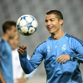 Cristiano Ronaldo, en el entrenamiento de ayer en el campo del Malmoe. /EFE