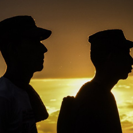 Dos miembros de las FARC durante la X Conferencia de la guerrilla. - AFP