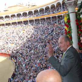 Cristina Cifuentes en los toros, junto al expresidente de la Comunidad, Ignacio González, y el rey Juan Carlos. Casa Real, Borja Fotógrafos