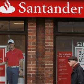 Una sucursal del Banco Santander en el Reino Unido. REUTERS
