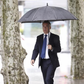 Urkullu, llegando a un acto electoral en Irún. EFE/Juan Herrero