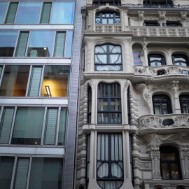Un moderno bloque de oficinas junto a la Casa Montero, un edificio residencial de diseño modernista del arquitecto Luis Aladren y construido en 1904, en Bilbao. REUTERS / Vincent West