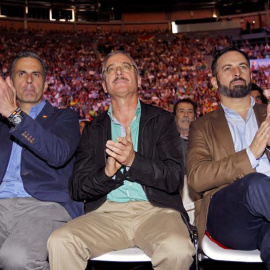 El presidente de Vox, Santiago Abascal (d), el secretario general, Javier Ortega Smith (i), y uno de los fundadores de la formación, José Antonio Ortega Lara (c), durante el acto que Vox ha celebrado en el Palacio de Vistalegre de Madrid. /