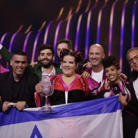 La extravagante Netta celebra ser la ganadora de Eurovisión 2018.