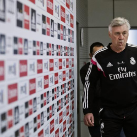 El técnico del Real Madrid, Carlo Ancelotti, hoy a su llegada a la rueda de prensa que ofreció. /EFE