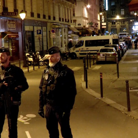 Policías en la zona donde tuvo lugar el ataque en París. / REUTERS