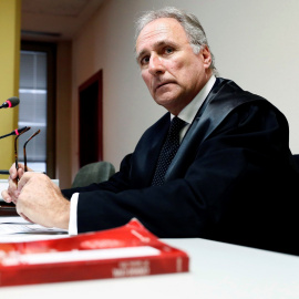 El abogado de la familia Franco, Juan José Aizcorbe, en la sala del Juzgado de Primera Instancia número 41 de Madrid donde se celebra la vista de la demanda del Ayuntamiento de Santiago de Compostela contra la familia del dictador Francisco