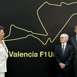 Rita Barberá, Bernie Ecclestone y Francisco Camps en la presentación del circuito urbano de Valencia para la Fórmula 1. EFE