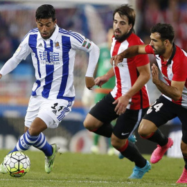 Vela trata de escapar de Beñat y Balenziaga durante el partido entre Real Sociedad y Athletic de la última jornada de Liga. EFE/Juan Herrero