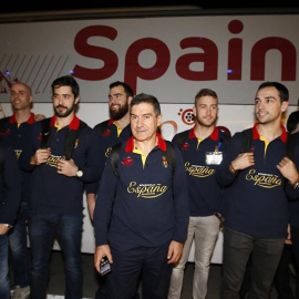 El entrenador de la selección española de balonmano, Manolo Cardenas, posa junto a sus jugadores ante el autobús del equipo a su llegada al aeropuerto de Doha (Qatar) este martes. /EFE