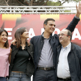 El secretario general del PSOE, Pedro Sánchez, durante su participación este mediodía en la fiesta de la Rosa del PSC, junto a la alcaldesa de Santa Coloma, Núria Parlon y el líder de los socialistas catalanes, Miquel Iceta, y la alcaldesa 
