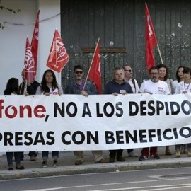Foto de archivo de una protesta contra los despidos en Vodafone en Santiago. / EFE