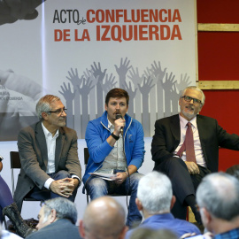 El juez Baltasar Garzón (d), el diputado de IU Gaspar Llamazares (2i), la exdirigente juvenil socialista Beatriz Talegón (i) y el alcalde de Castilleja de Guzmán Tasio Oliver (2d), durante el acto.- EFE/Chema Moya