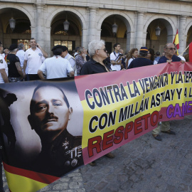 Manifestantes protestan en la Plaza Mayor de Madrid por la retirada de la calle a Millán-Astray. EFE