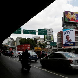Carteles electorales de las presidenciales de Venezuela en un edificio del centro de Caracas. REUTERS/Carlos Jasso