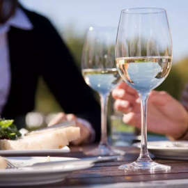 Según las cifras manejadas por la industria, en el mercado se abre con fuerza una creciente tendencia a buscar vinos con menos alcohol y azúcares. Imagen: Villa Maria