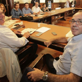 Joan Coscubiela, de ICV, a la derecha, con Lluís Rabell, en una reunion de los diputados de Cataluya Sí que es Pot. EFE