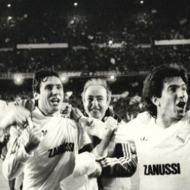 Los jugadores del Madrid celebran la remontada ante el Inter en 1985.