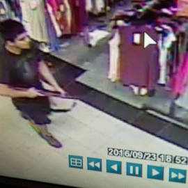 Imagen del video de seguridad del centro comercial Cascade Mall de la localidad de Burlington, en Washington, en la que se ve al sospechoso de provocar el tiroteo en el que han muerto cinco personas. REUTERS