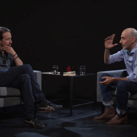 El escritor Montero Glez durante su entrevista con Pablo Iglesias en 'Otra Vuelta de Tuerka'