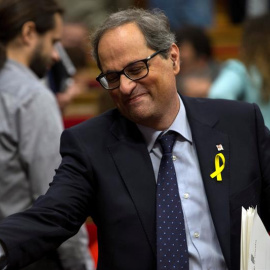 El candidato Quim Torra de JxCat , recibe el aplauso de sus compañeros tras su discurso de investidura en el pleno del Parlament./EFE