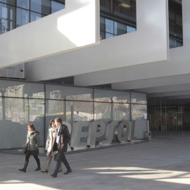 Entrada de la sede de Repsol en Madrid. E.P.