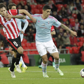 Pedro Pablo Hernández (d) e Iturraspe luchan por un balón. EFE/Alfredo Aldai