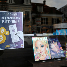 Un cartel de la startup francesa Keplerk, para que los clientes compren bitcoins, en un estanco en Rueil-Malmaison (Francia).. REUTERS / Charles Platiau