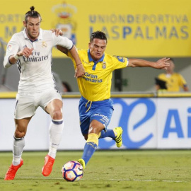 El centrocampista galés del Real Madrid Gareth Bale (i) disputa un balón con el centrocampista de la UD Las Palmas Roque Mesa (d).  EFE/Ángel Medina G.
