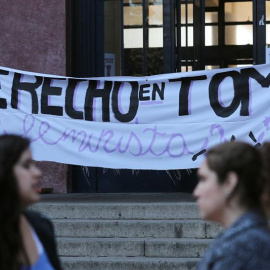 Dos mujeres conversan frente a la facultad de Derecho de la Universidad de Chile, donde tiene lugar una "toma feminista" desde el 27 de abril, en Santiago (Chile)./ EFE