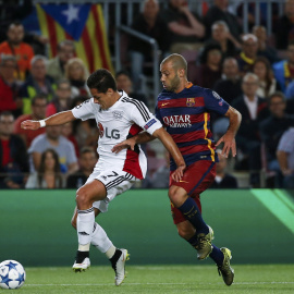 El jugador del Barça Mascherano disputa un balón al jugador del Bayer Leverkusen Javier Hernandez, 'Chicharito', en el partido de Liga de Campeones, en el Camp Nou. REUTERS/Sergio Perez