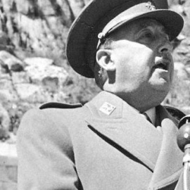 Franco pronuncia un discurso durante la ceremonia de inauguración del Valle de los Caídos en 1959