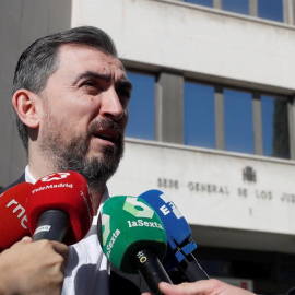El director de 'eldiario.es', Ignacio Escolar, a su salida de los juzgados donde ha declarado como testigo ante la juez que investiga la presunta falsificación del máster de Cristina Cifuentes. / EFE