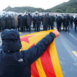 12.11.2019 / Un hombre frente a policías franceses en la autopista AP-7 en el lado francés de la frontera franco-española. REUTERS / Rafael Marchante